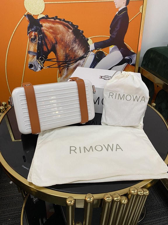 RIMOWA #Crossbody Clutch Bag Collectionpersonal series is proud to present vertical crossbody bag, it's small details are really great, the exterior is made of polycarbonate and luggageessential colors complement each ot