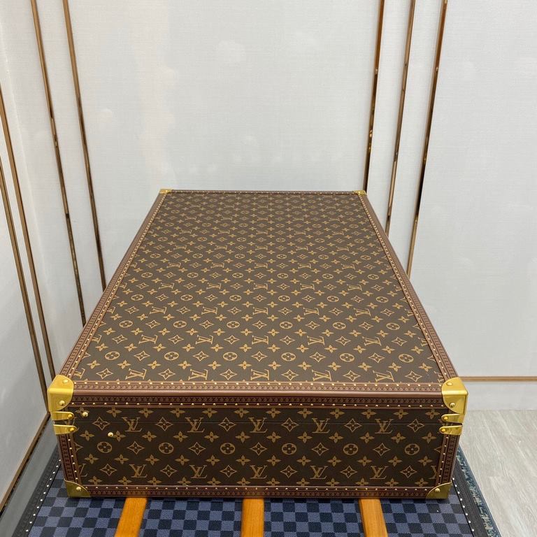 BISTEN 80 Hard CaseThe Bisten case is an integral part of Louis Vuitton's prestigious heritage.80.0 x 52.0 x 18.0 cm(L x H x W)- Classic Monogram canvas, canvas lining, rounded leather handles- Canvas lining, easy-grip h