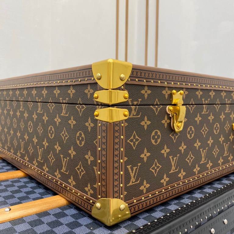 BISTEN 80 Hard CaseThe Bisten case is an integral part of Louis Vuitton's prestigious heritage.80.0 x 52.0 x 18.0 cm(L x H x W)- Classic Monogram canvas, canvas lining, rounded leather handles- Canvas lining, easy-grip h