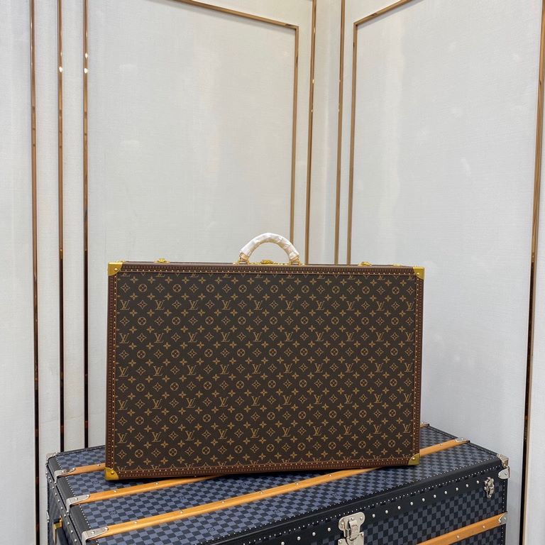 BISTEN 80 Hard CaseThe Bisten case is an integral part of Louis Vuitton's prestigious heritage.80.0 x 52.0 x 18.0 cm(L x H x W)- Classic Monogram canvas, canvas lining, rounded leather handles- Canvas lining, easy-grip h