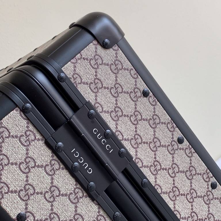 GUCCI Gucci luggage  trolley case Another group of fashion new favorite This retro-shaped luggage has its own unique kind of fashionable dry wind Strength and value are online   Pan him! Classic double G flower material 