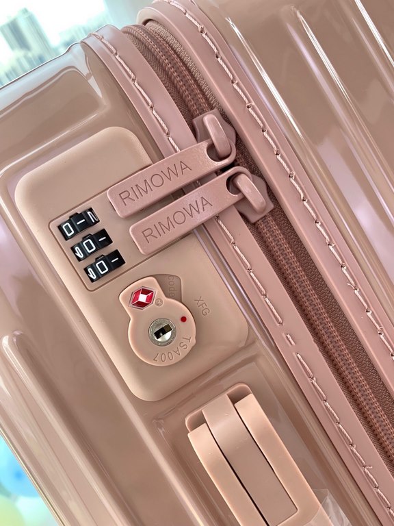 Rimowa Trolley caseluggageUltra-light pc zipper case, must get the same high value trolley case of YiYiChixi! Rimowa Essential new color collection! When you're young, you need to look good to travel! Color Desert Pink M