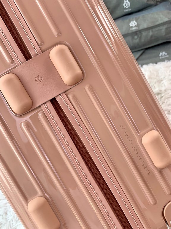 Rimowa Trolley caseluggageUltra-light pc zipper case, must get the same high value trolley case of YiYiChixi! Rimowa Essential new color collection! When you're young, you need to look good to travel! Color Desert Pink M