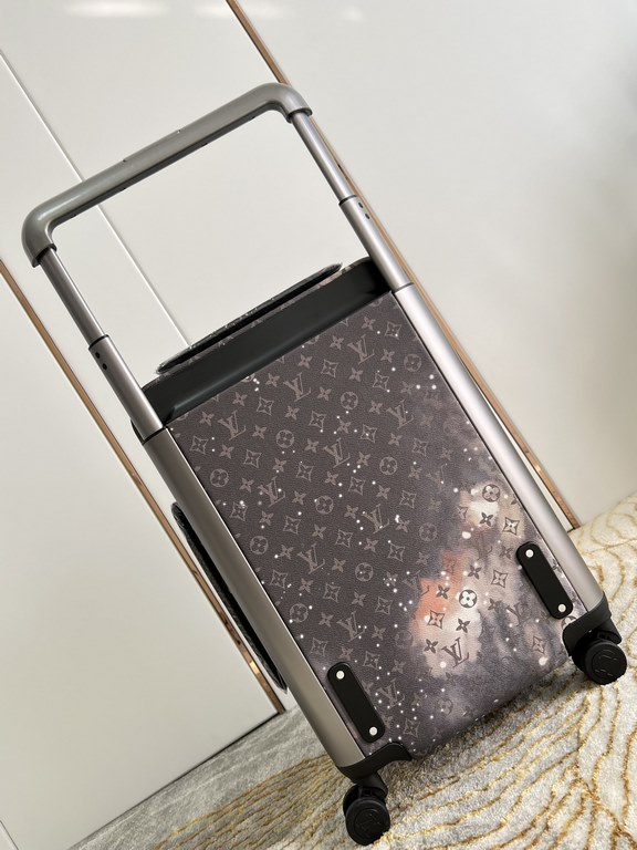 EXCLUSIVE PHOTOGRAPHY STARRY SKY LIFT] The new Horizon luggage revolutionizes Louis Vuitton's legacy with a creative twist, recalling the brand's heritage of luggage design by embellishing the iconic Monogram canvas with