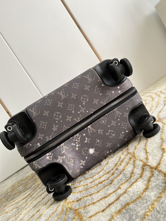 EXCLUSIVE PHOTOGRAPHY STARRY SKY LIFT] The new Horizon luggage revolutionizes Louis Vuitton's legacy with a creative twist, recalling the brand's heritage of luggage design by embellishing the iconic Monogram canvas with