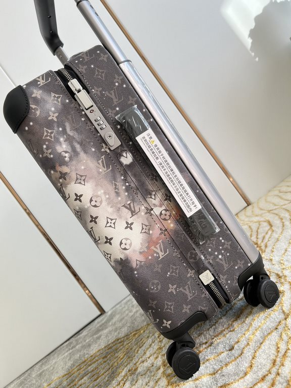 EXCLUSIVE PHOTOGRAPHY STARRY SKY LIFT] The new Horizon luggage revolutionizes Louis Vuitton's legacy with a creative twist, recalling the brand's heritage of luggage design by embellishing the iconic Monogram canvas with