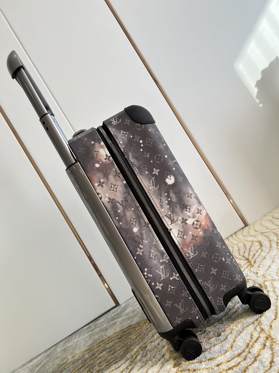 EXCLUSIVE PHOTOGRAPHY STARRY SKY LIFT] The new Horizon luggage revolutionizes Louis Vuitton's legacy with a creative twist, recalling the brand's heritage of luggage design by embellishing the iconic Monogram canvas with