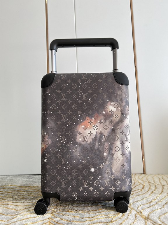 EXCLUSIVE PHOTOGRAPHY STARRY SKY LIFT] The new Horizon luggage revolutionizes Louis Vuitton's legacy with a creative twist, recalling the brand's heritage of luggage design by embellishing the iconic Monogram canvas with