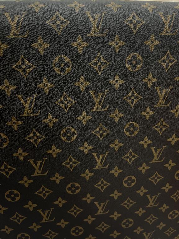 The new Horizon luggage revolutionizes Louis Vuitton's legendary heritage with a creative twist. The iconic Monogram canvas is embellished with travel appliqués that harken back to the brand's traditional luggage design.