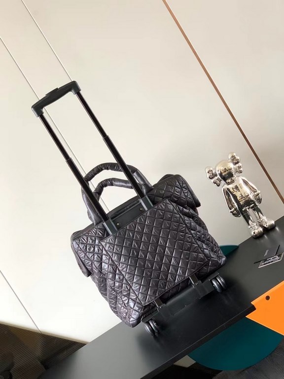 GF4343XNEChanel Chanel classic nylon fabric trolley case can also be handheld with    has been a large number of shipments of Oh, travel shopping must-have models, hurry to get down to it; purchased genuine hit mold, nev