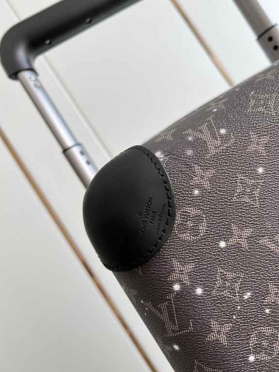 EXCLUSIVE PHOTOGRAPHY STARRY SKY LIFT] The new Horizon luggage revolutionizes Louis Vuitton's legacy with a creative twist, recalling the brand's heritage of luggage design by embellishing the iconic Monogram canvas with