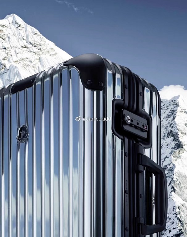 #RIMOWA# Mirror design - MONCLER RIMOWA REFLECTION themed co-branded luggage.Inspired by classic details such as the lacquered finish of a feathered MONCLER jacket and the reflective glaze of anti-glare mountaineering ge