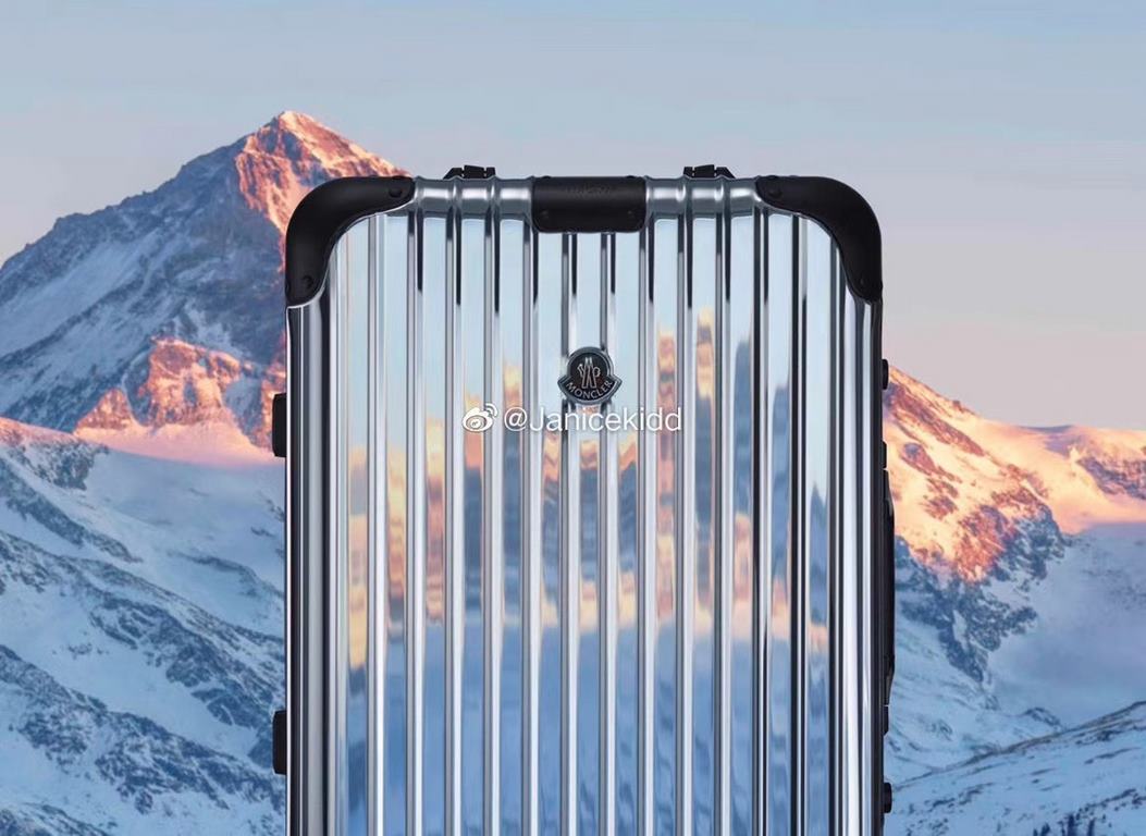 #RIMOWA# Mirror design - MONCLER RIMOWA REFLECTION themed co-branded luggage.Inspired by classic details such as the lacquered finish of a feathered MONCLER jacket and the reflective glaze of anti-glare mountaineering ge