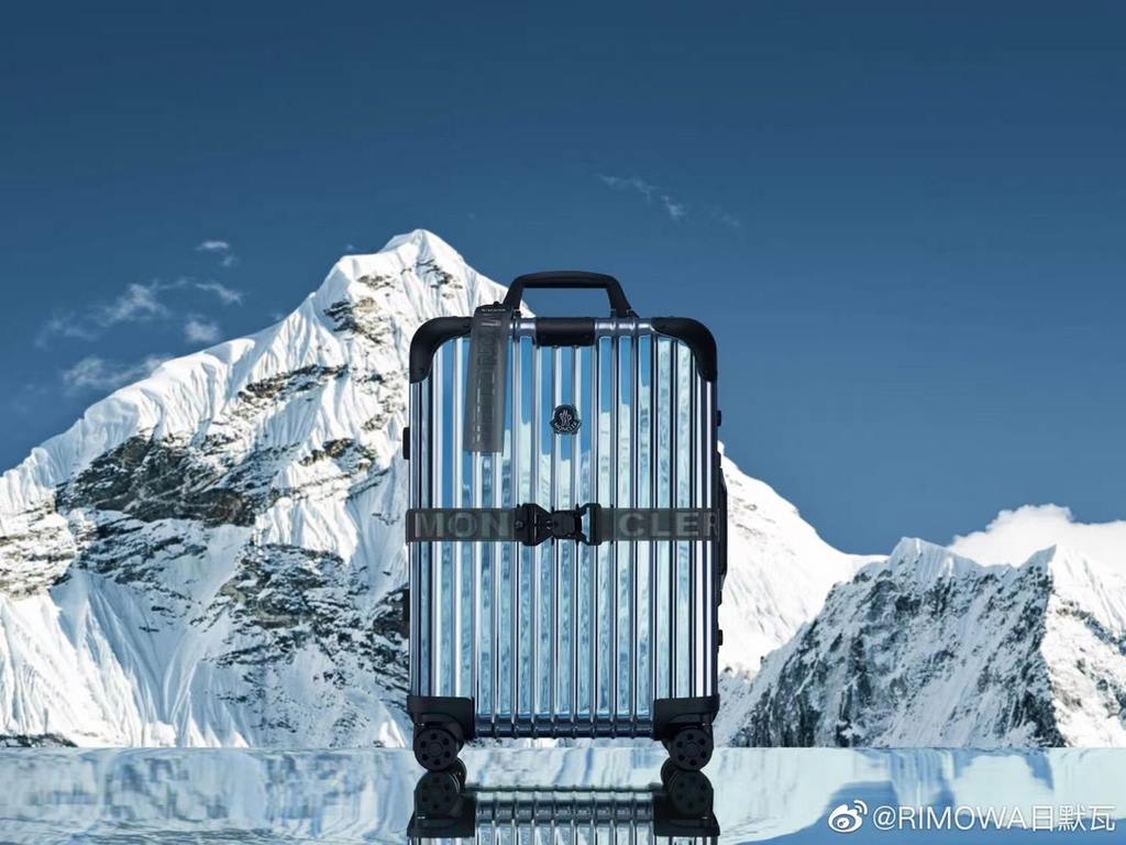 #RIMOWA# Mirror design - MONCLER RIMOWA REFLECTION themed co-branded luggage.Inspired by classic details such as the lacquered finish of a feathered MONCLER jacket and the reflective glaze of anti-glare mountaineering ge