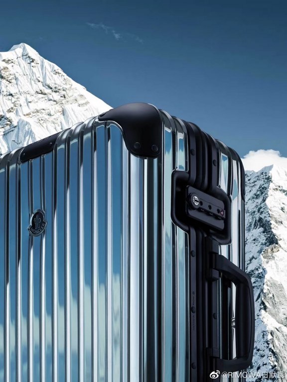 #RIMOWA# Mirror design - MONCLER RIMOWA REFLECTION themed co-branded luggage.Inspired by classic details such as the lacquered finish of a feathered MONCLER jacket and the reflective glaze of anti-glare mountaineering ge