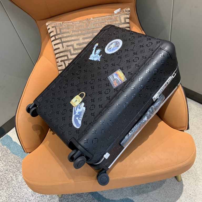 Embossed with the iconic Monogram pattern in Taurillon leather, this Horizon 55 luggage embodies the classic appeal of the road. The lockable zipper, ample interior space and leather reinforced corners are a testament to