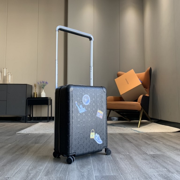 Embossed with the iconic Monogram pattern in Taurillon leather, this Horizon 55 luggage embodies the classic appeal of the road. The lockable zipper, ample interior space and leather reinforced corners are a testament to