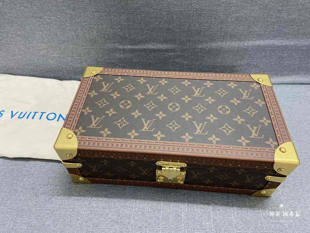 In stock In stock In stockThis 8-watch box is made of classic Monogram canvas. It comes with a removable tray for hiding valuables.-34.018.011.0cm(LWH)-Inside with 8 small bladders for 8 wristwatches -Center spacing into