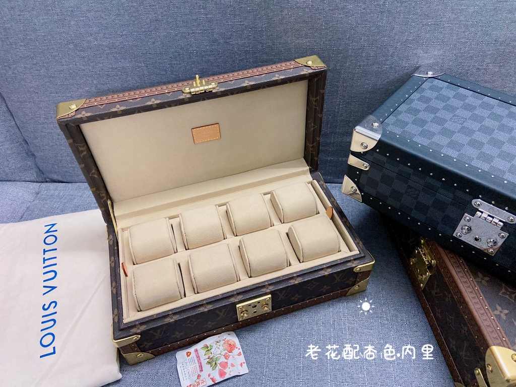 In stock In stock In stockThis 8-watch box is made of classic Monogram canvas. It comes with a removable tray for hiding valuables.-34.018.011.0cm(LWH)-Inside with 8 small bladders for 8 wristwatches -Center spacing into