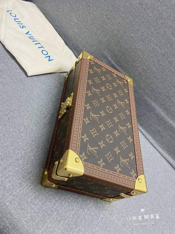 In stock In stock In stockThis 8-watch box is made of classic Monogram canvas. It comes with a removable tray for hiding valuables.-34.018.011.0cm(LWH)-Inside with 8 small bladders for 8 wristwatches -Center spacing into