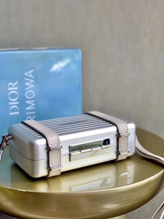 × RIMOWA small boxThis design can definitely attract girls' attention instantly, and the two rings on the side of the small suitcase are also equipped with leather accessories.The      font is embossed on the top, adding