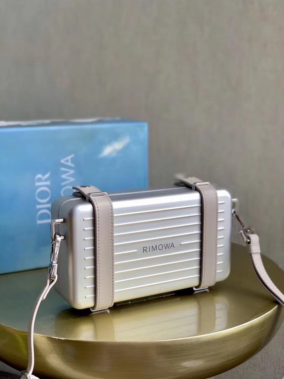 × RIMOWA small boxThis design can definitely attract girls' attention instantly, and the two rings on the side of the small suitcase are also equipped with leather accessories.The      font is embossed on the top, adding