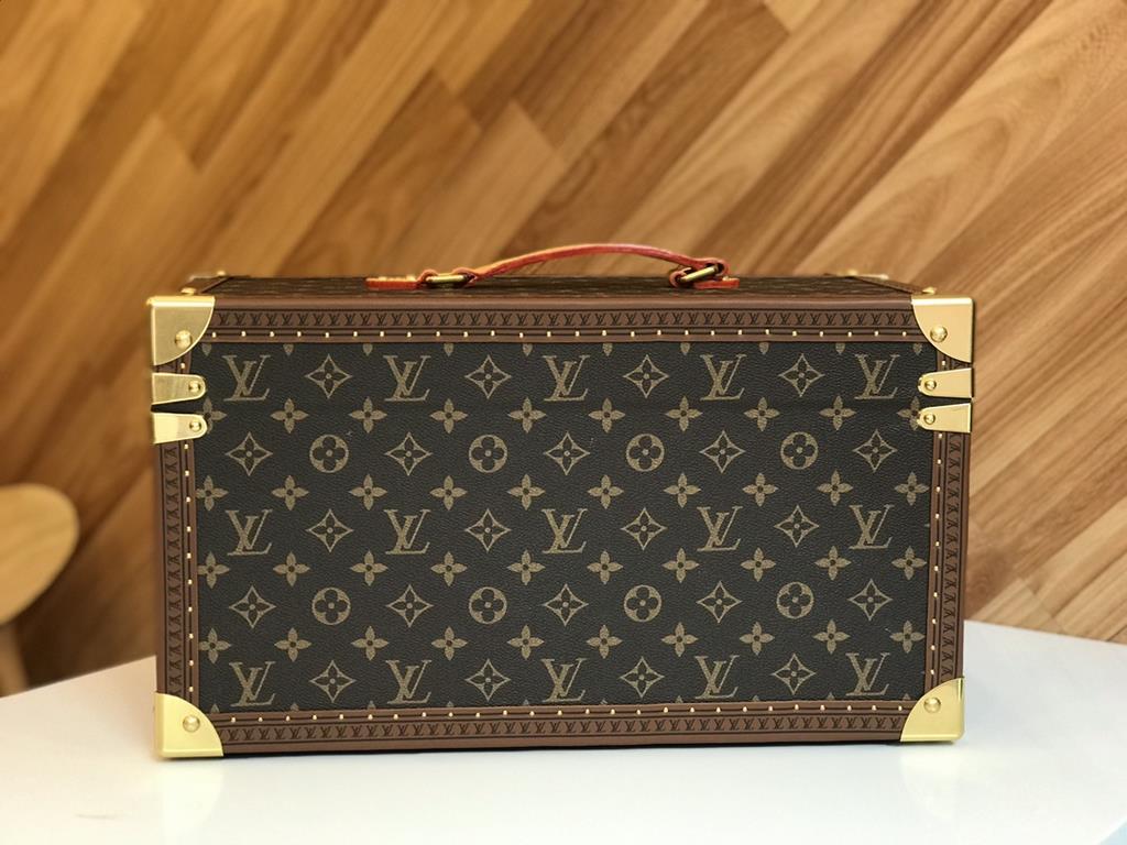 M4700DJHZXCosmetic case with mirrorThe lid of this Monogram canvas makeup case conceals a mirror. The interior is made of washable material and features fourteen bottle holders, making it an ideal accessory for traveling