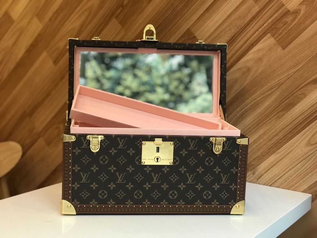 M4700DJHZXCosmetic case with mirrorThe lid of this Monogram canvas makeup case conceals a mirror. The interior is made of washable material and features fourteen bottle holders, making it an ideal accessory for traveling