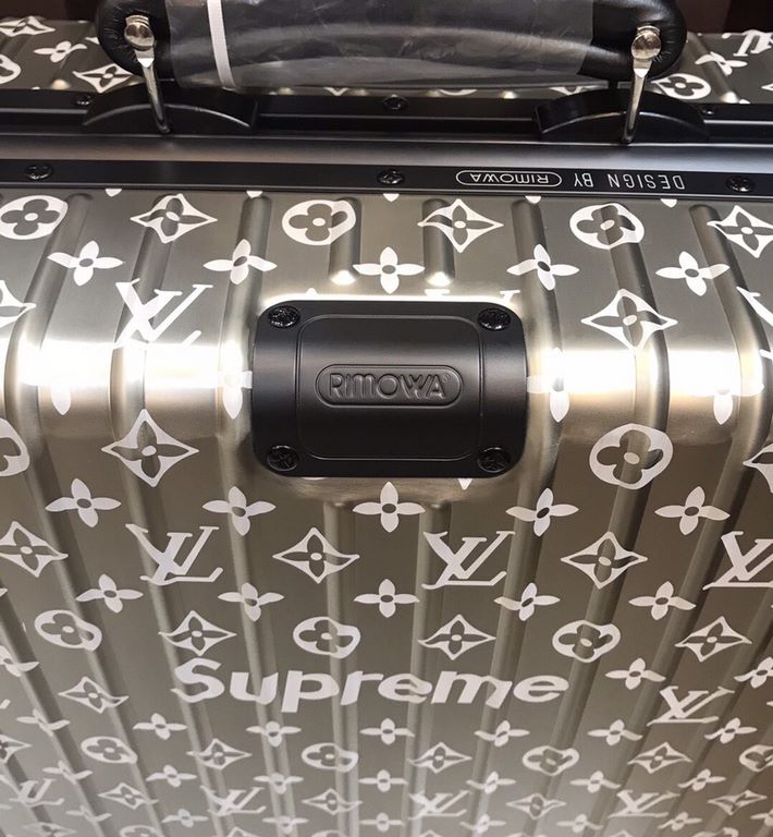 The strongest co-branding ever Exclusive Limited LV X Supreme X Rimowa Only Counter Size 20 inch 24 inch Aluminum Magnesium Alloy Front LOGO One-piece Hydraulic Premium Handmade Workshop Boutique Ultimate Edition Of cour