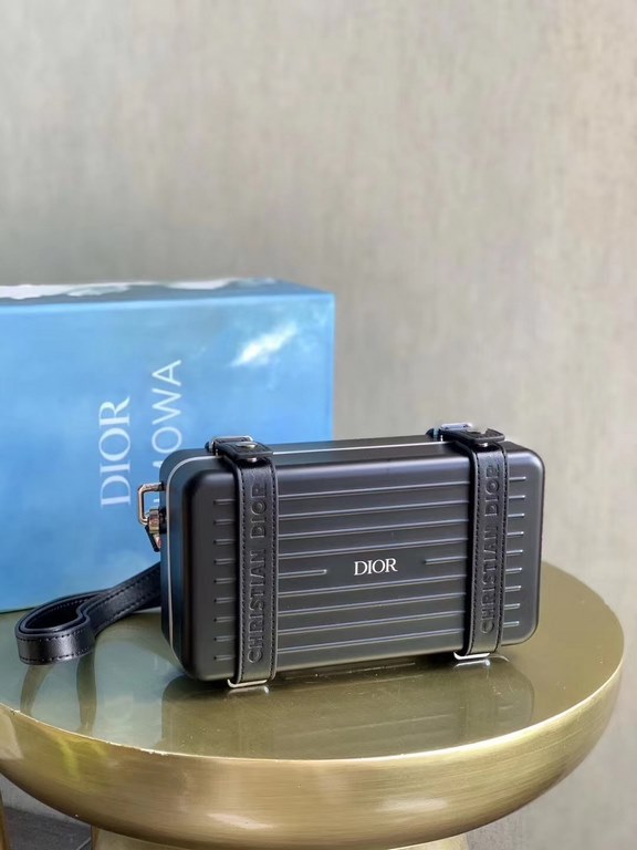 × RIMOWA small boxThis design can definitely attract girls' attention instantly, and the two rings on the side of the small suitcase are also equipped with leather accessories.The      font is embossed on the top, adding