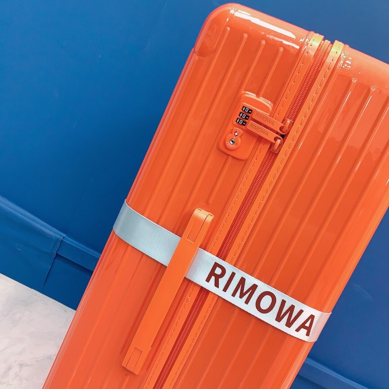 Ultralight pc, double rod series! The latest version of the counter, the head of the latest one-piece aluminum label, the wheels are also used in the counter the latest rimowa graphic logo, which forced much higher look 