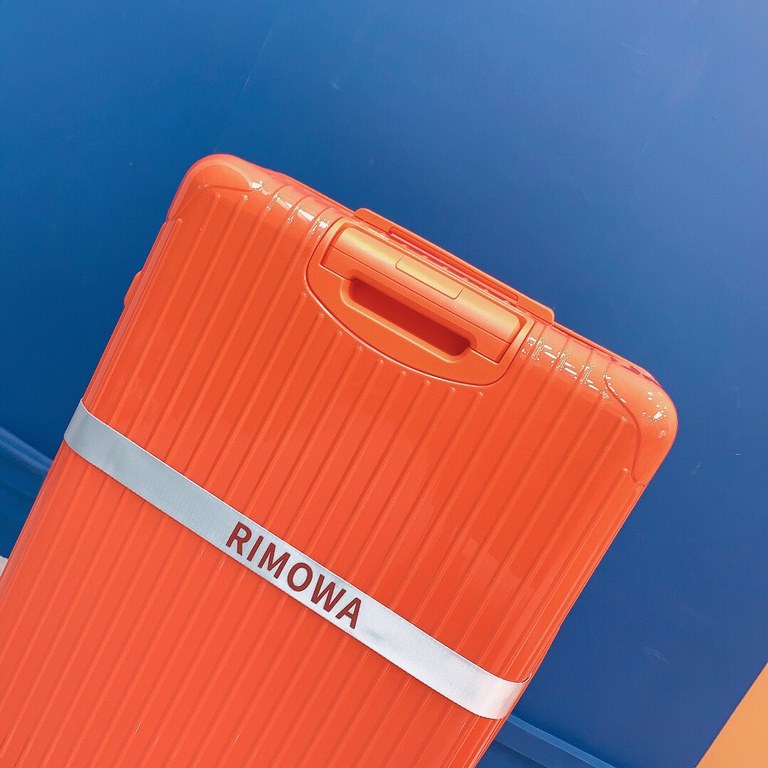 Ultralight pc, double rod series! The latest version of the counter, the head of the latest one-piece aluminum label, the wheels are also used in the counter the latest rimowa graphic logo, which forced much higher look 