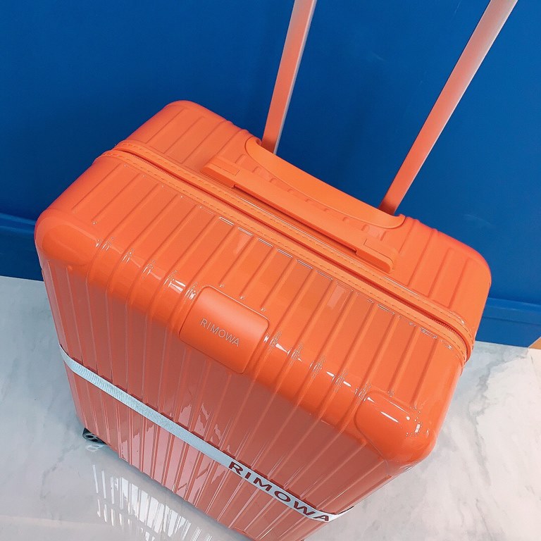 Ultralight pc, double rod series! The latest version of the counter, the head of the latest one-piece aluminum label, the wheels are also used in the counter the latest rimowa graphic logo, which forced much higher look 