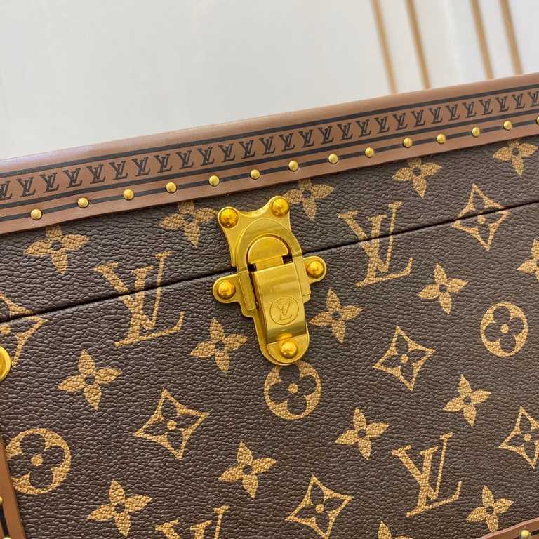 BISTEN 70 Hard CaseDrawing on the design of the Alzer suitcase, the Bisten luggage is an integral part of Louis Vuitton's prestigious heritage.70.0 x 47.0 x 18.0 cm(L x H x W)- Classic Monogram canvas, canvas lining, rou