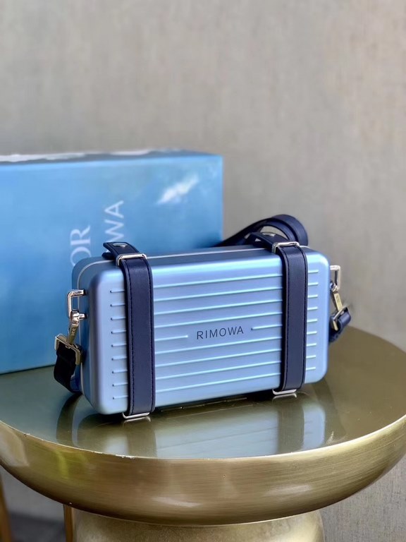 × RIMOWA small boxThis design can definitely attract girls' attention instantly, and the two rings on the side of the small suitcase are also equipped with leather accessories.The      font is embossed on the top, adding