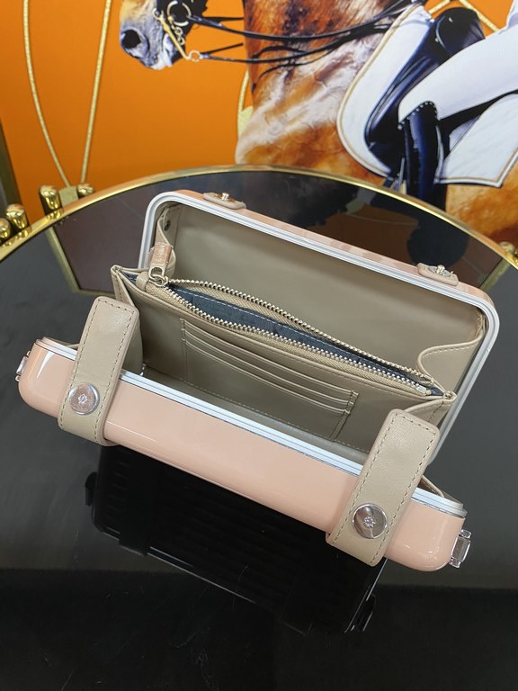 RIMOWA #Crossbody Clutch Bag Collectionpersonal series is proud to present vertical crossbody bag, it's small details are really great, the exterior is made of polycarbonate and luggageessential colors complement each ot