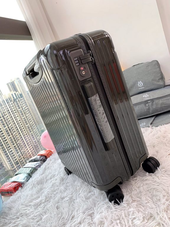 Rimowa Trolley caseluggageUltra-light pc zipper case, must get the same high value trolley case of YiYiChixi! Rimowa Essential new color collection! When you're young, you need to look good to travel! 20 inchboarding cas