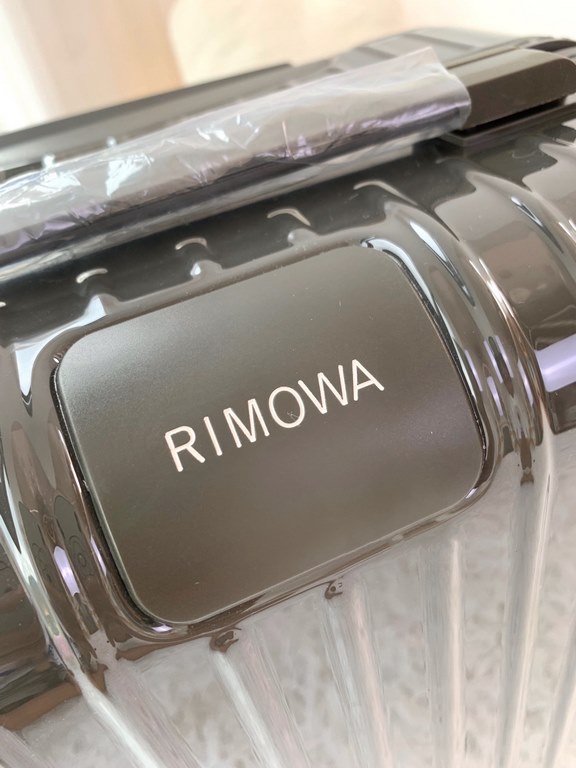 Rimowa Trolley caseluggageUltra-light pc zipper case, must get the same high value trolley case of YiYiChixi! Rimowa Essential new color collection! When you're young, you need to look good to travel! 20 inchboarding cas