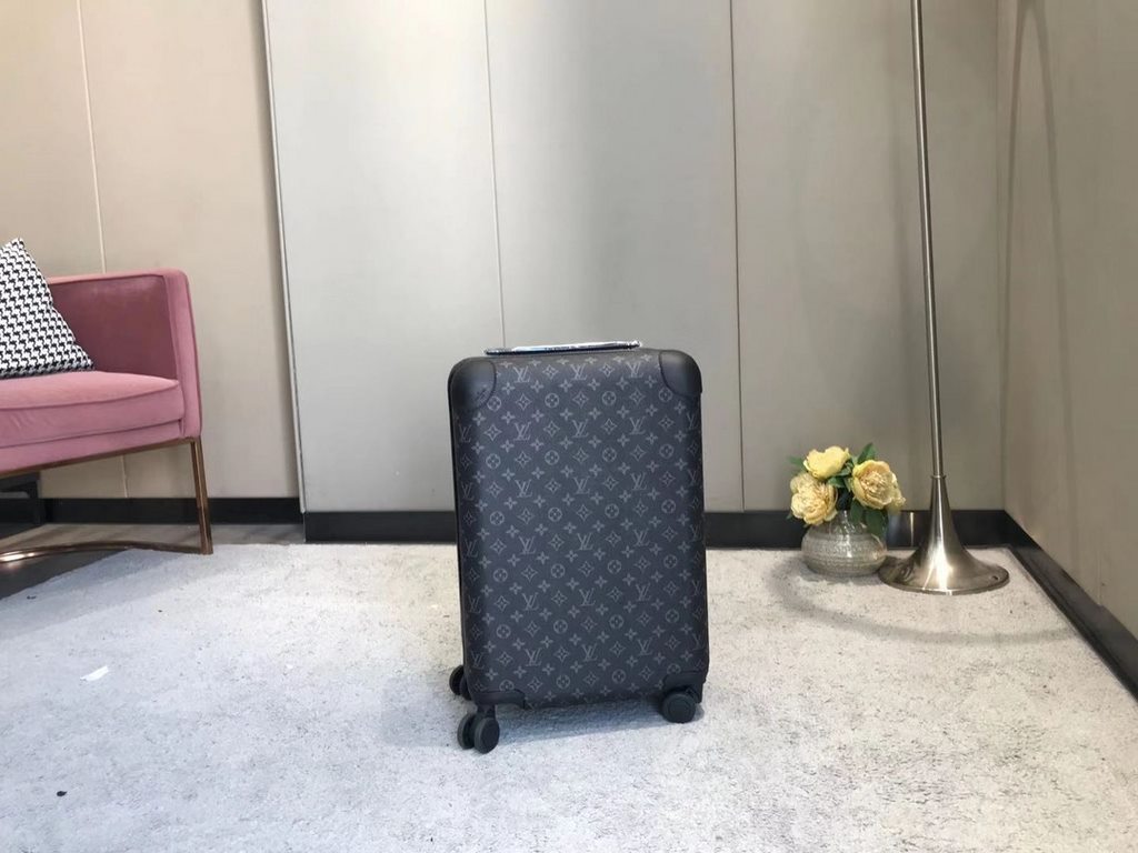 The new Horizon luggage revolutionizes Louis Vuitton's legendary heritage with a creative twist. The iconic Monogram canvas is embellished with travel appliqués that harken back to the brand's traditional luggage design.