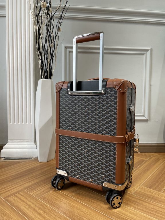 goyard has always been committed to the classic heritage of travel products. This boarding box is also the classic work of goyard. It is also the highest peak of retro sophistication, which can feel the exquisite workman