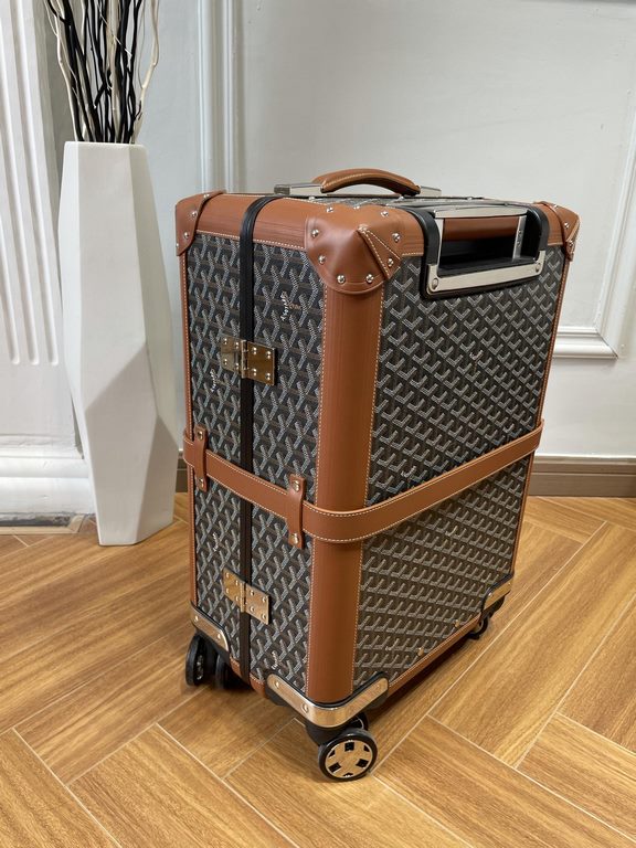 goyard has always been committed to the classic heritage of travel products. This boarding box is also the classic work of goyard. It is also the highest peak of retro sophistication, which can feel the exquisite workman