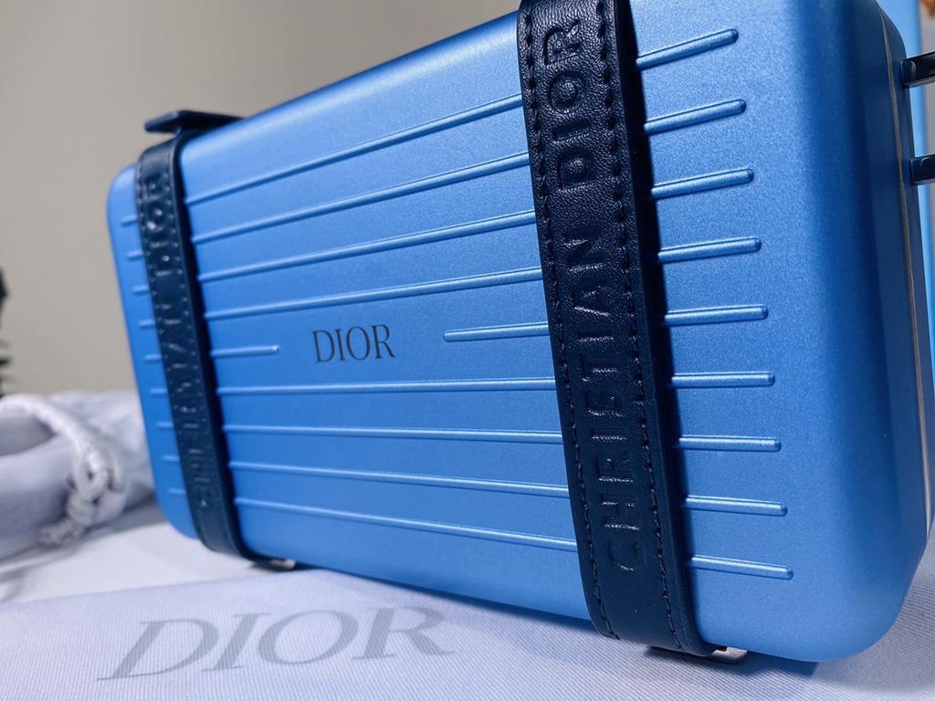 Super practical, total  3 compartments. It's the size of a handbag and can definitely fit an Iphone proMax [laughs][laughs][laughs][laughs][laughs]. With the logo [DIOR and RIMOWA] Logo embellishment is simply handsome [