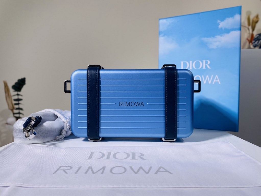 Super practical, total  3 compartments. It's the size of a handbag and can definitely fit an Iphone proMax [laughs][laughs][laughs][laughs][laughs]. With the logo [DIOR and RIMOWA] Logo embellishment is simply handsome [