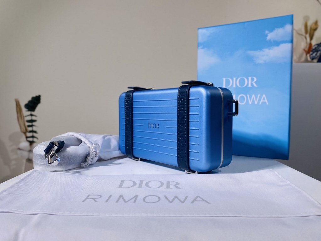 Super practical, total  3 compartments. It's the size of a handbag and can definitely fit an Iphone proMax [laughs][laughs][laughs][laughs][laughs]. With the logo [DIOR and RIMOWA] Logo embellishment is simply handsome [