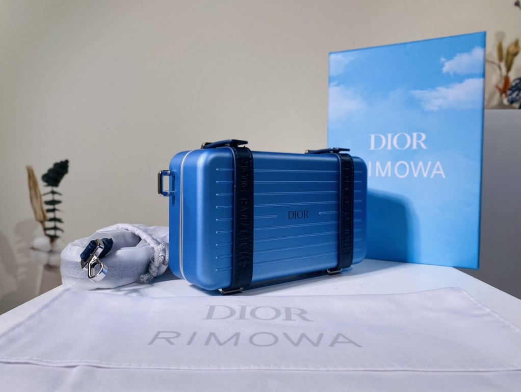 Super practical, total  3 compartments. It's the size of a handbag and can definitely fit an Iphone proMax [laughs][laughs][laughs][laughs][laughs]. With the logo [DIOR and RIMOWA] Logo embellishment is simply handsome [