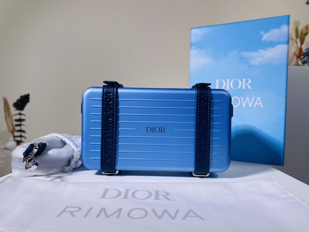 Super practical, total  3 compartments. It's the size of a handbag and can definitely fit an Iphone proMax [laughs][laughs][laughs][laughs][laughs]. With the logo [DIOR and RIMOWA] Logo embellishment is simply handsome [