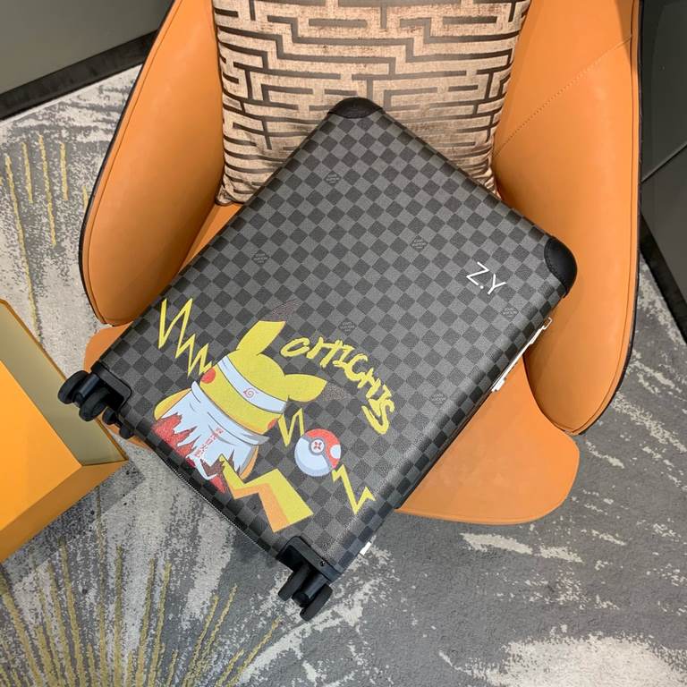 55cm Pikachu back limited editionCustomized signature, customized pattern availableThis season's Horizon 55cm four-wheeled suitcase is made from Damier Graphite canvas and features the new Louis Vuitton logo in colorful 