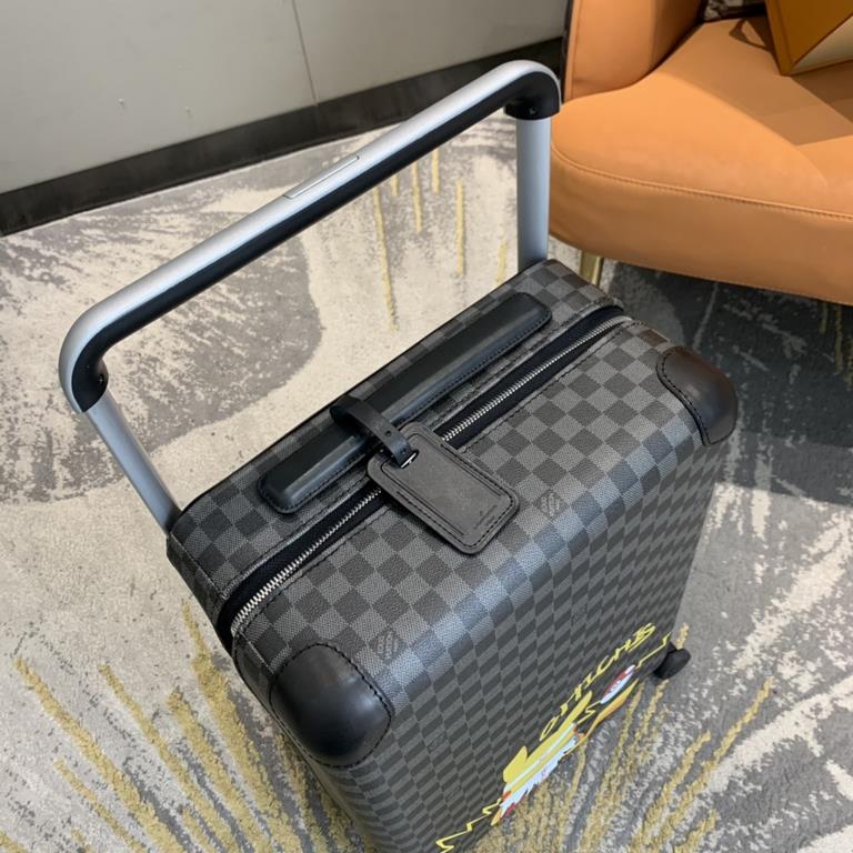 55cm Pikachu back limited editionCustomized signature, customized pattern availableThis season's Horizon 55cm four-wheeled suitcase is made from Damier Graphite canvas and features the new Louis Vuitton logo in colorful 