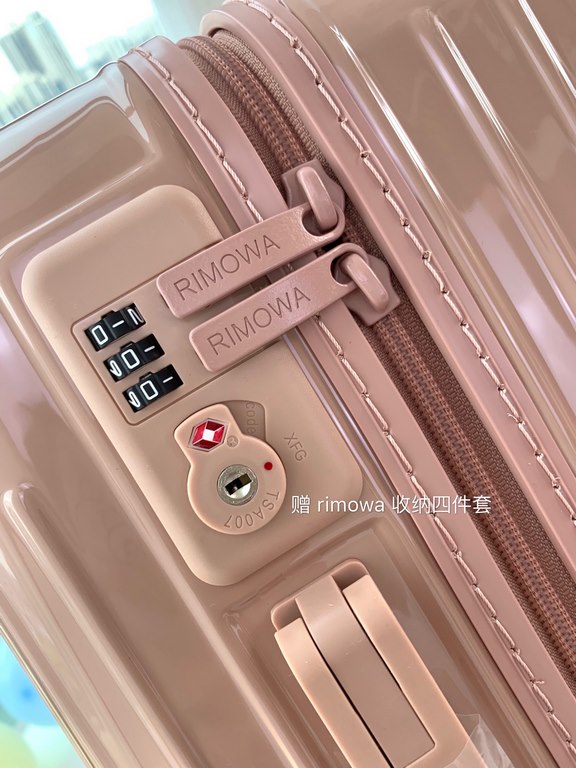 Rimowa Trolley caseluggageUltra-light pc zipper case, must get the same high value trolley case of YiYiChixi! Rimowa Essential new color collection! When you're young, you need to look good to travel! Rimowa Organizer Se