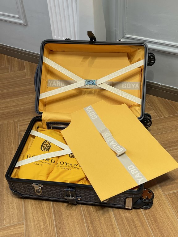 goyard has always been committed to the classic heritage of travel products. This boarding box is also the classic work of goyard. It is also the highest peak of retro sophistication, which can feel the exquisite workman